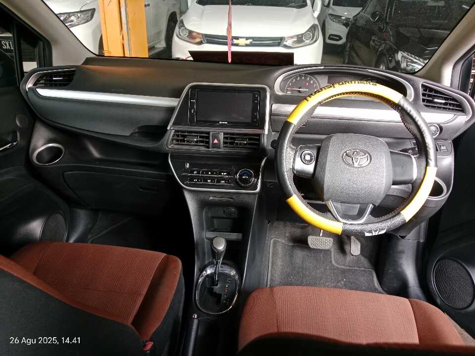 Foto Mobil Bekas Dashboard Toyota Sienta 1.5 V tahun 2017
