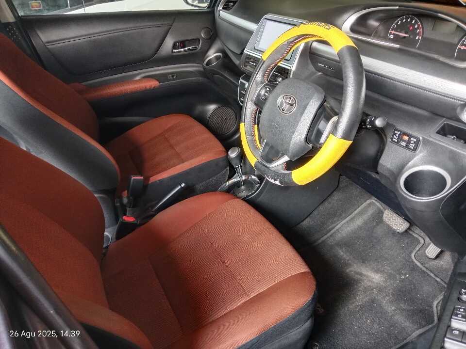Foto Mobil Bekas Kabin Depan Toyota Sienta 1.5 V tahun 2017