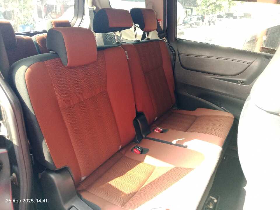 Foto Mobil Bekas Kabin Belakang Toyota Sienta 1.5 V tahun 2017