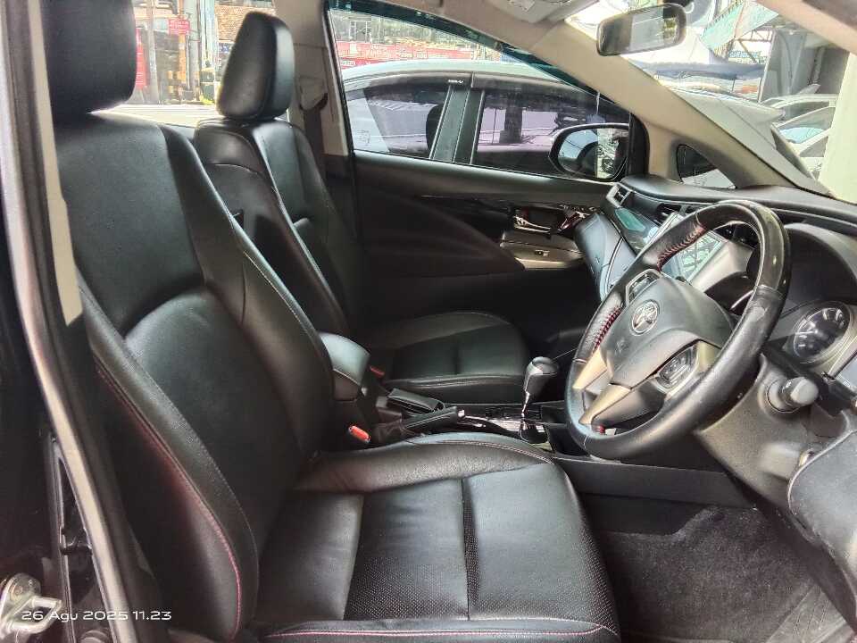 Foto Mobil Bekas Kabin Depan Toyota Innova 2.4 Venturer tahun 2021