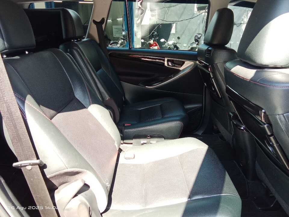 Foto Mobil Bekas Kabin Belakang Toyota Innova 2.4 Venturer tahun 2021