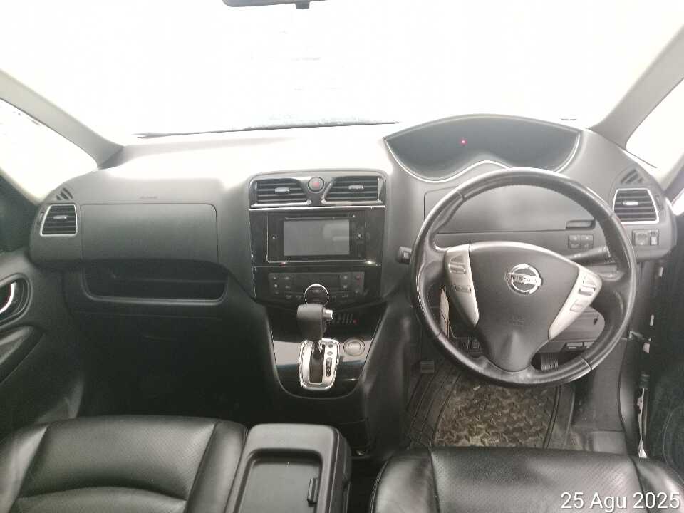 Foto Mobil Bekas Dashboard Nissan Serena 2.0 Highway Star tahun 2015