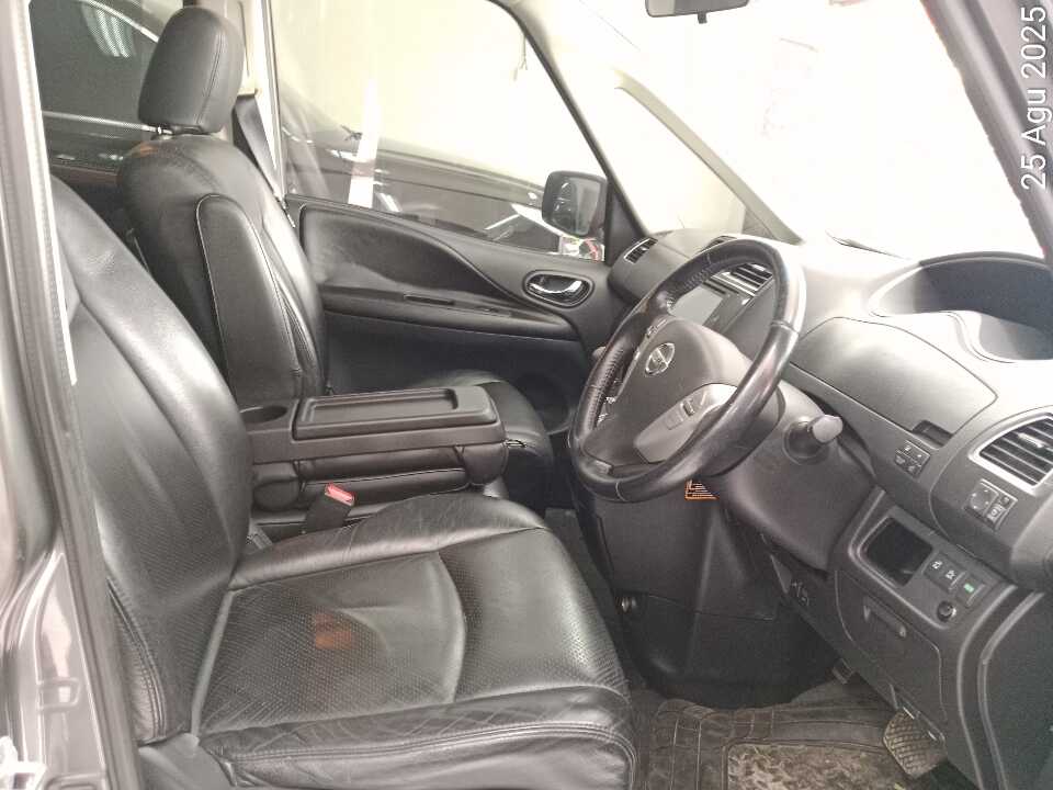 Foto Mobil Bekas Kabin Depan Nissan Serena 2.0 Highway Star tahun 2015