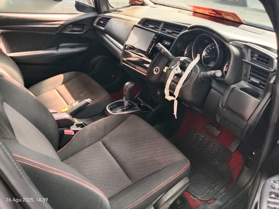 Foto Mobil Bekas Kabin Depan Honda Jazz 1.5 RS tahun 2017