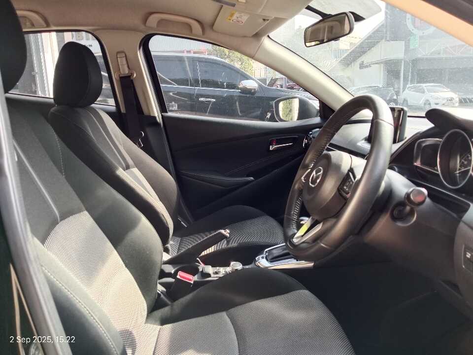 Foto Mobil Bekas Kabin Depan Mazda 2 1.5 Skyactiv tahun 2018