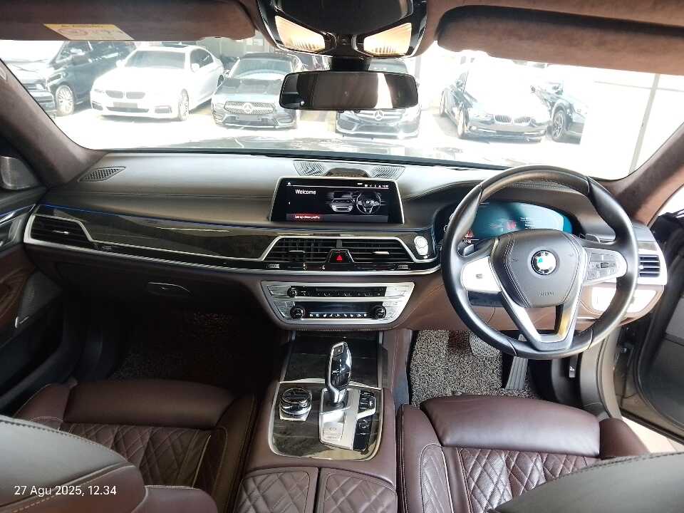 Foto Mobil Bekas Dashboard BMW 740Li 3.0 tahun 2019