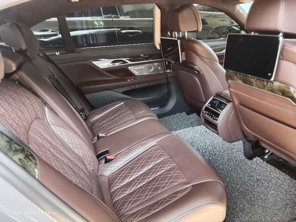 Foto Mobil Bekas Kabin Belakang BMW 740Li 3.0 tahun 2019