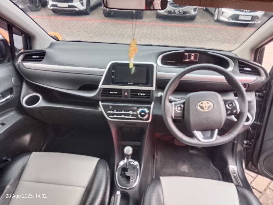 Foto Mobil Bekas Dashboard Toyota Sienta 1.5 Q tahun 2016