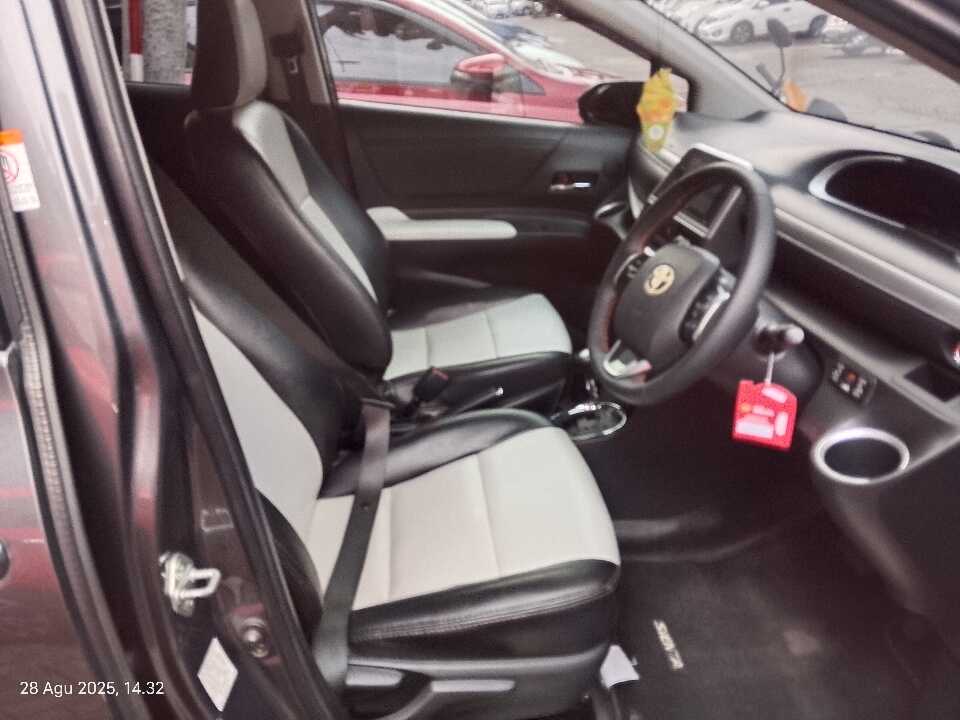 Foto Mobil Bekas Kabin Depan Toyota Sienta 1.5 Q tahun 2016