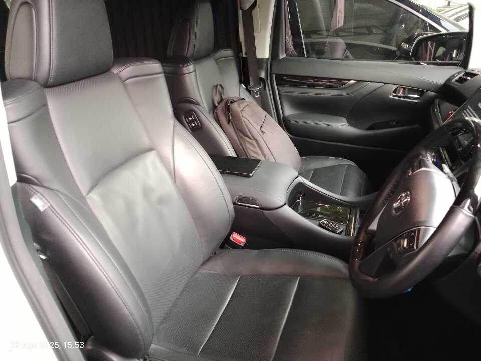 Foto Mobil Bekas Kabin Depan Toyota Vellfire 2.5 G tahun 2021