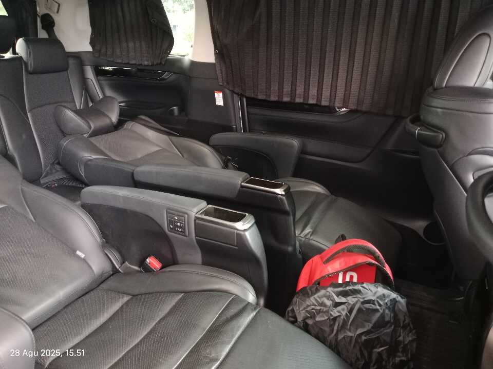 Foto Mobil Bekas Kabin Belakang Toyota Vellfire 2.5 G tahun 2021
