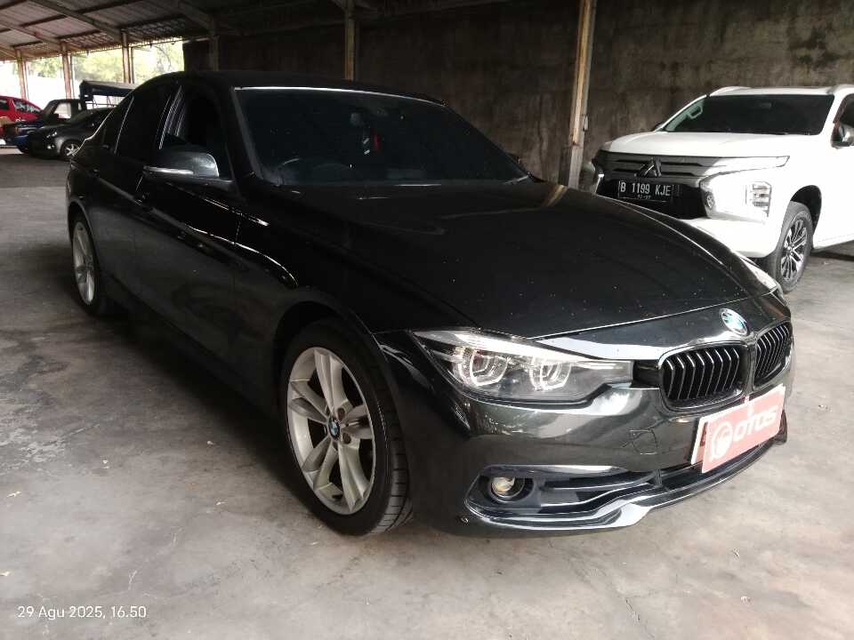 Foto Mobil Bekas Kanan Depan BMW 320i 2.0 tahun 2019