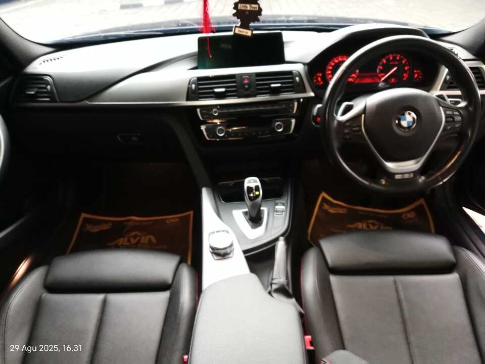 Foto Mobil Bekas Dashboard BMW 320i 2.0 tahun 2019