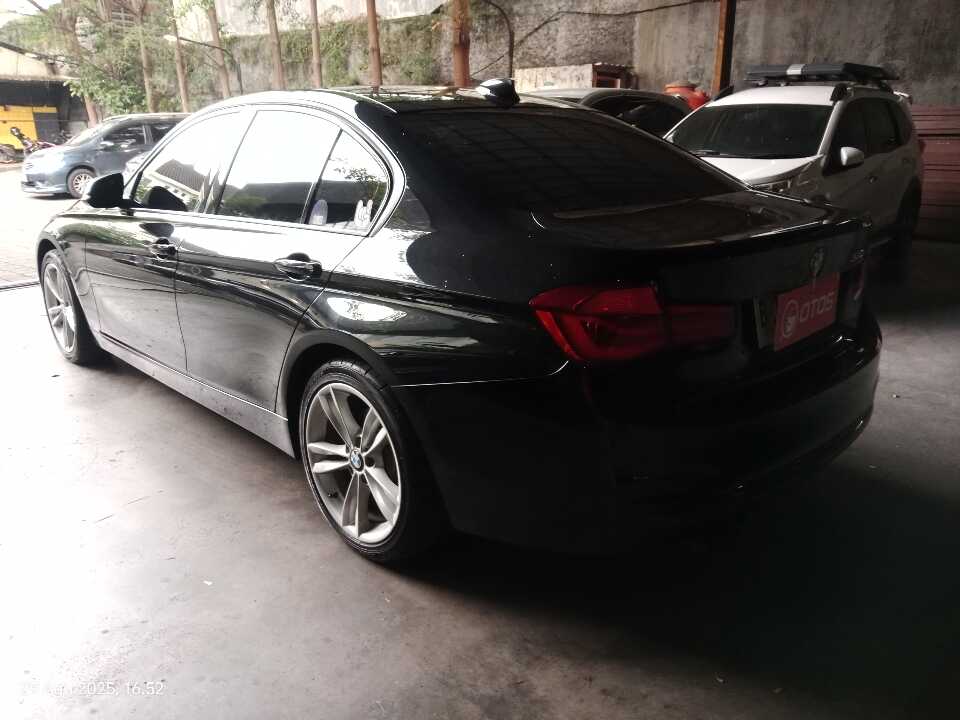 Foto Mobil Bekas Kiri Belakang BMW 320i 2.0 tahun 2019