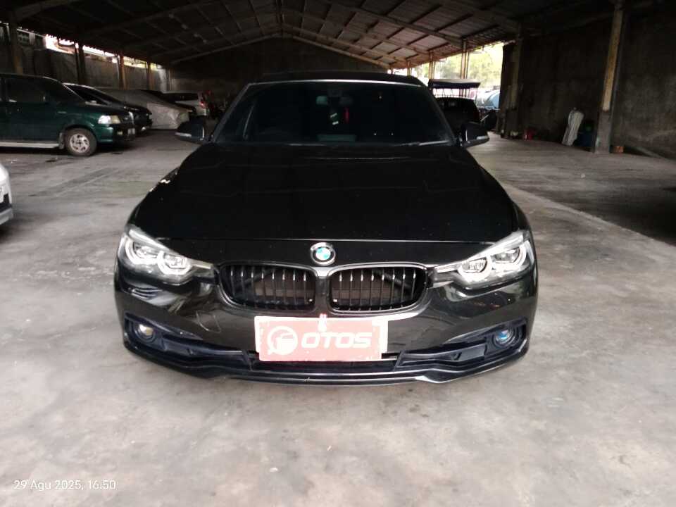 Foto Mobil Bekas Tampak Depan BMW 320i 2.0 tahun 2019