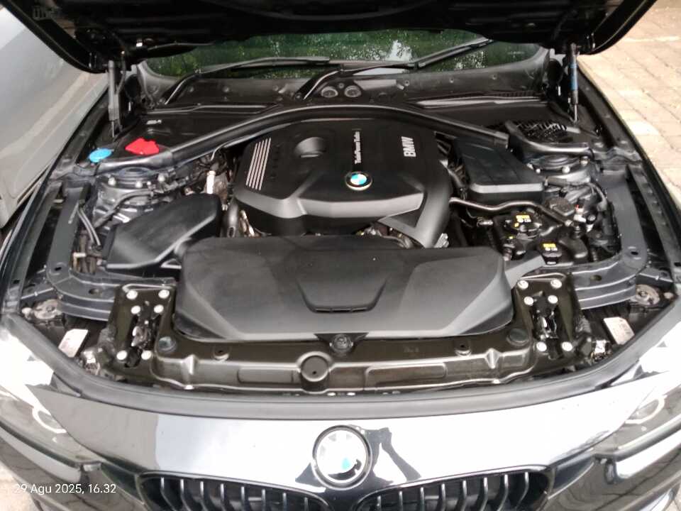 Foto Mobil Bekas Mesin BMW 320i 2.0 tahun 2019