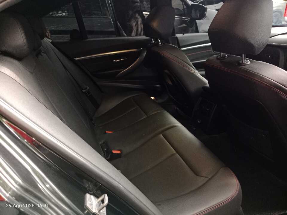 Foto Mobil Bekas Kabin Belakang BMW 320i 2.0 tahun 2019
