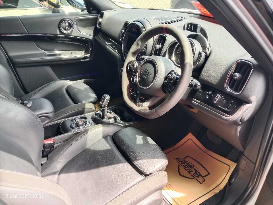 Foto Mobil Bekas Kabin Depan MINI Countryman 2.0 Cooper S tahun 2020
