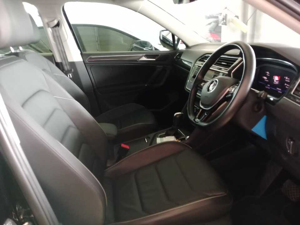 Foto Mobil Bekas Kabin Depan Volkswagen Tiguan 1.4 TSI Allspace tahun 2022