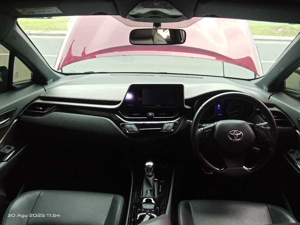 Foto Mobil Bekas Dashboard Toyota C-HR 1.8 tahun 2021