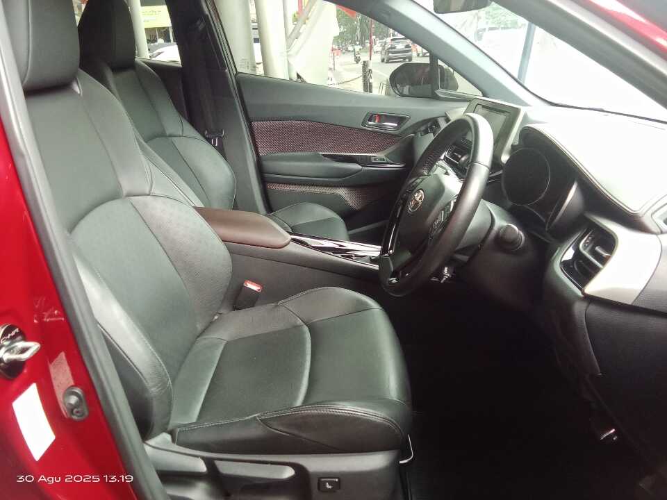 Foto Mobil Bekas Kabin Depan Toyota C-HR 1.8 tahun 2021