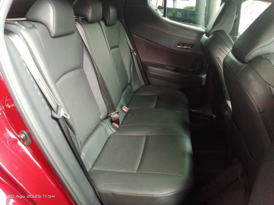 Foto Mobil Bekas Kabin Belakang Toyota C-HR 1.8 tahun 2021