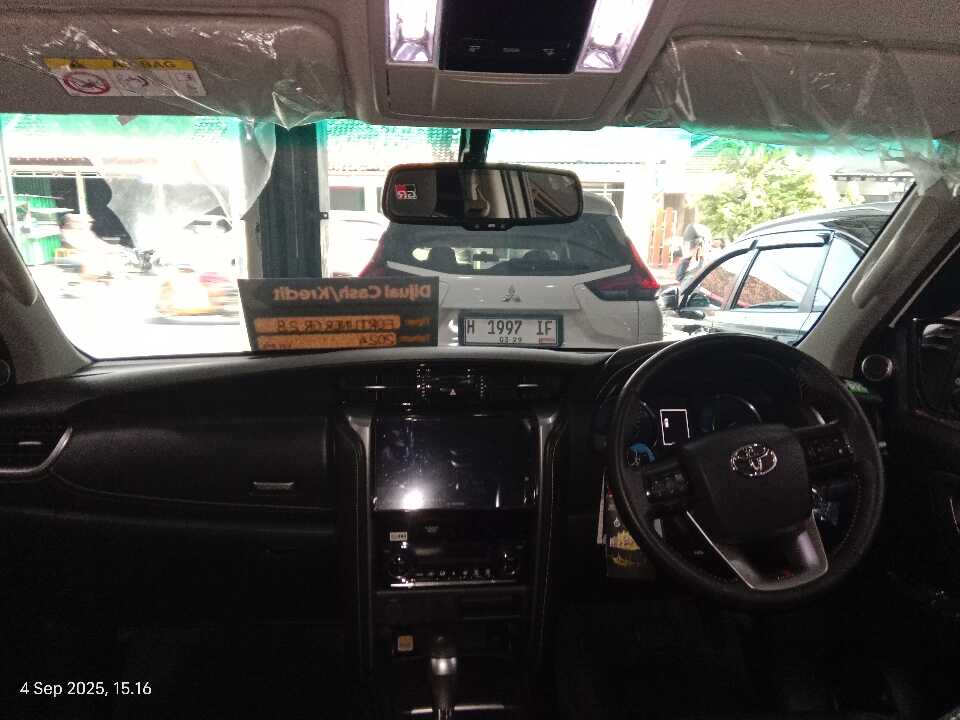 Foto Mobil Bekas Dashboard Toyota Fortuner 2.8 4X2 VRZ tahun 2024