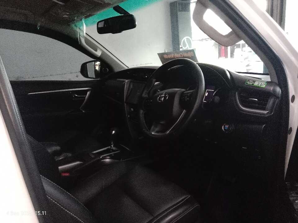 Foto Mobil Bekas Kabin Depan Toyota Fortuner 2.8 4X2 VRZ tahun 2024