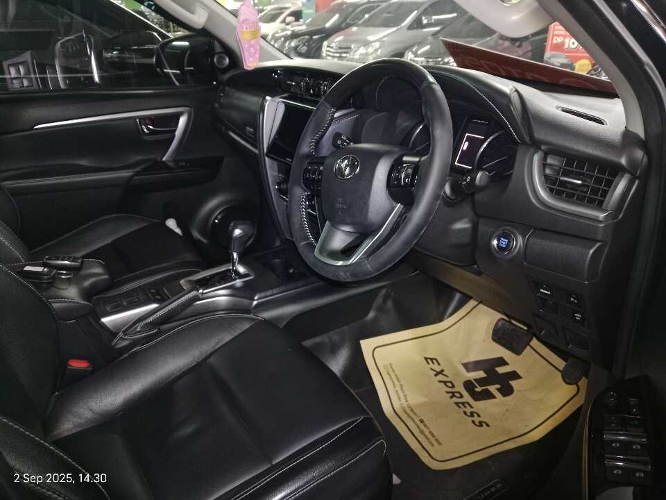 Foto Mobil Bekas Kabin Depan Toyota Fortuner 2.4 4X2 VRZ tahun 2021