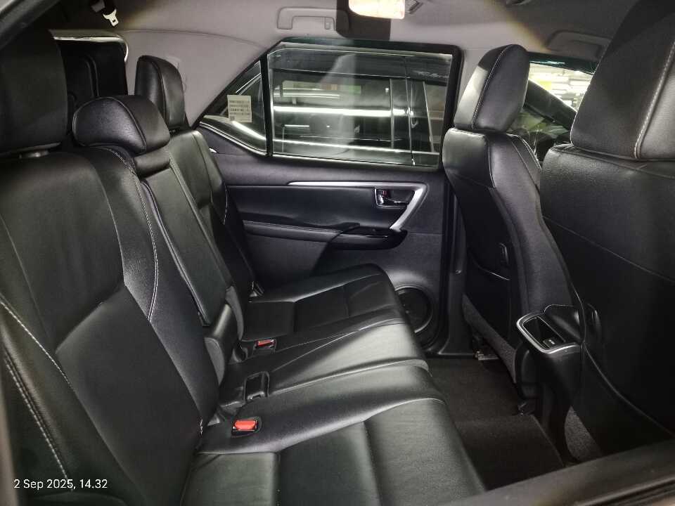 Foto Mobil Bekas Kabin Belakang Toyota Fortuner 2.4 4X2 VRZ tahun 2021