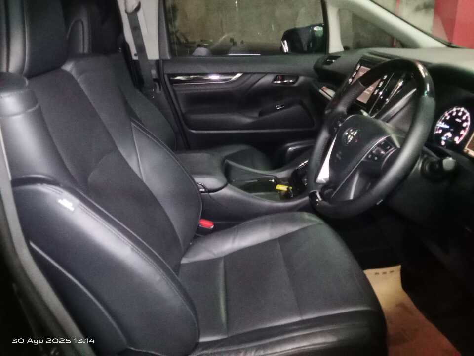 Foto Mobil Bekas Kabin Depan Toyota Vellfire 2.5 G tahun 2017