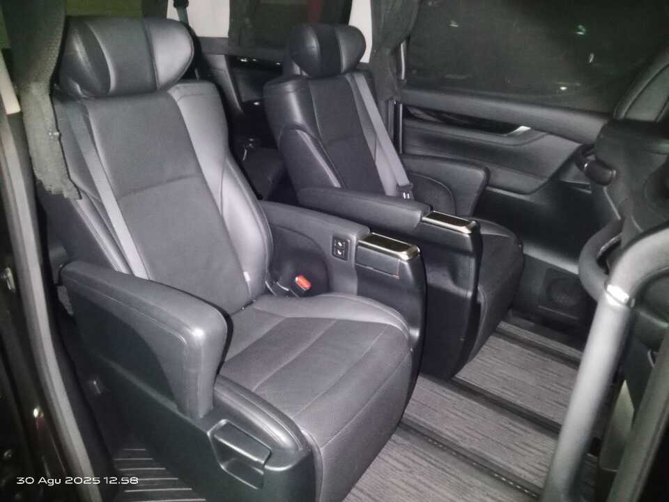 Foto Mobil Bekas Kabin Belakang Toyota Vellfire 2.5 G tahun 2017
