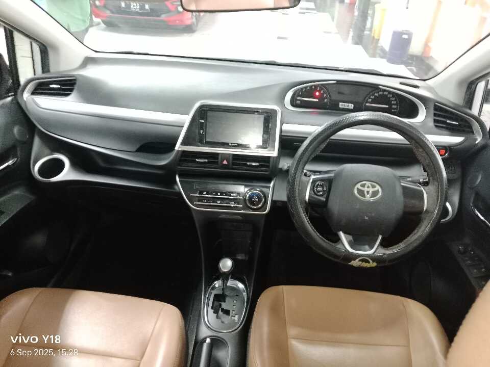 Foto Mobil Bekas Dashboard Toyota Sienta 1.5 V tahun 2016