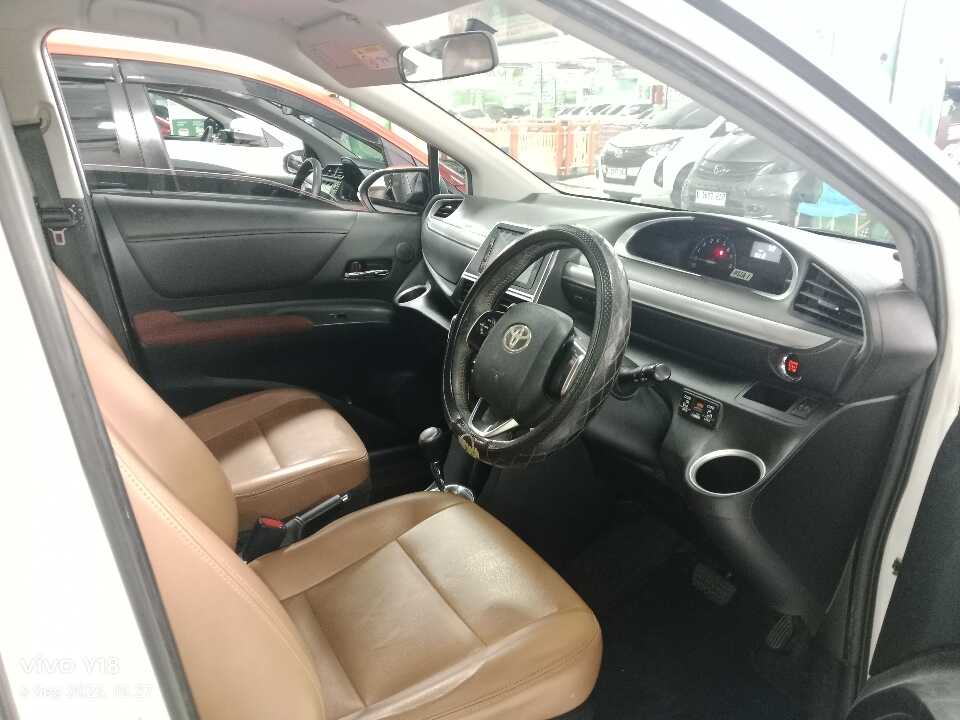 Foto Mobil Bekas Kabin Depan Toyota Sienta 1.5 V tahun 2016