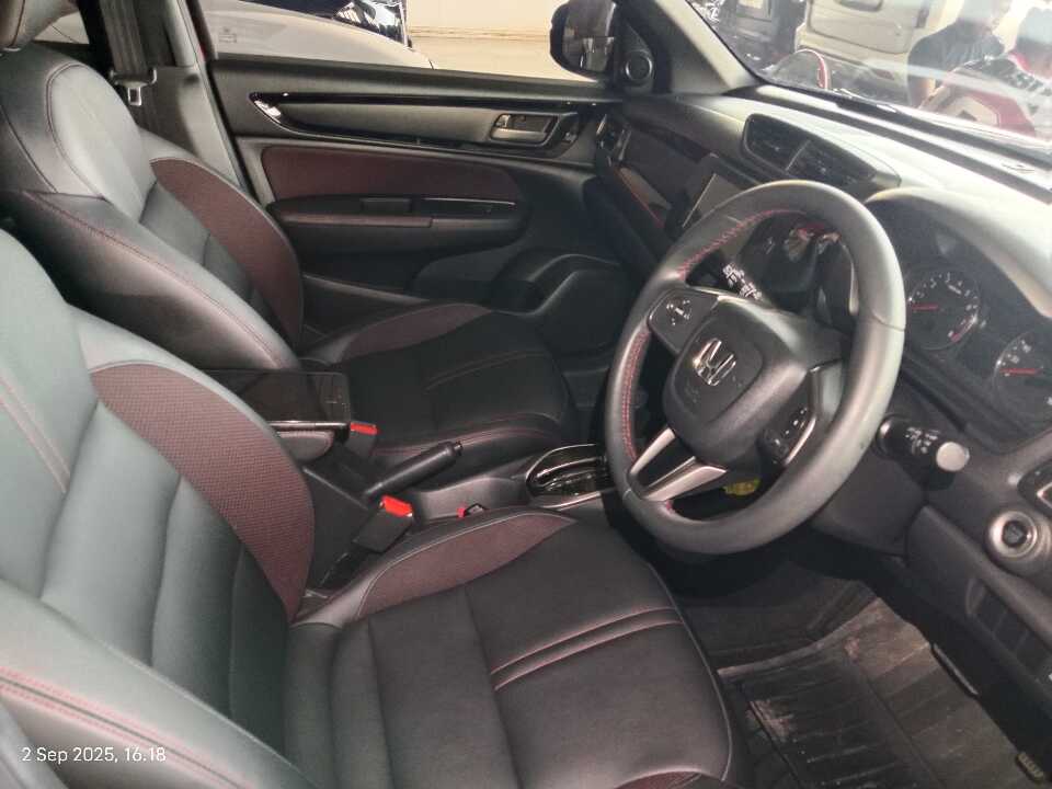 Foto Mobil Bekas Kabin Depan Honda WR-V 1.5 RS tahun 2024
