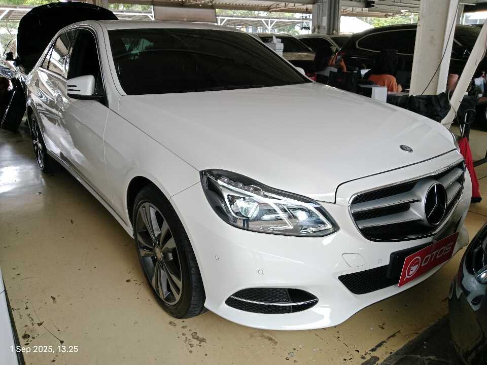Foto Mobil Bekas Kanan Depan Mercedes-Benz E250 2.0 tahun 2014