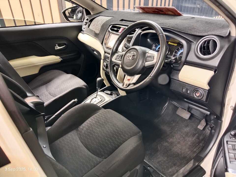Foto Mobil Bekas Kabin Depan Toyota Rush 1.5 S GR Sport tahun 2022
