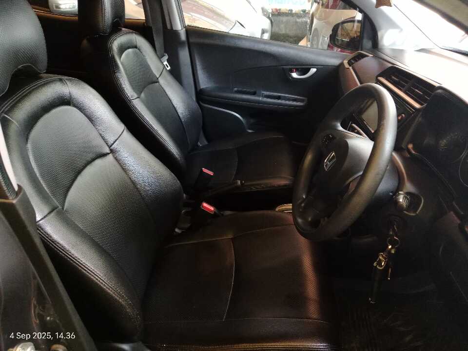 Foto Mobil Bekas Kabin Depan Honda BR-V 1.5 E tahun 2016