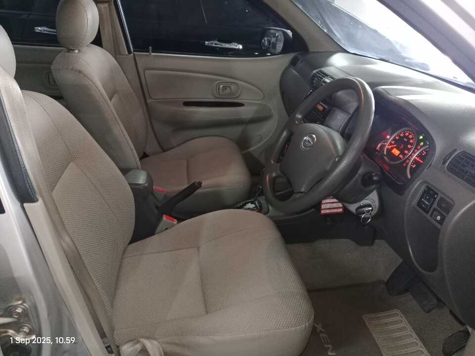 Foto Mobil Bekas Kabin Depan Daihatsu Xenia 1.3 tahun 2011