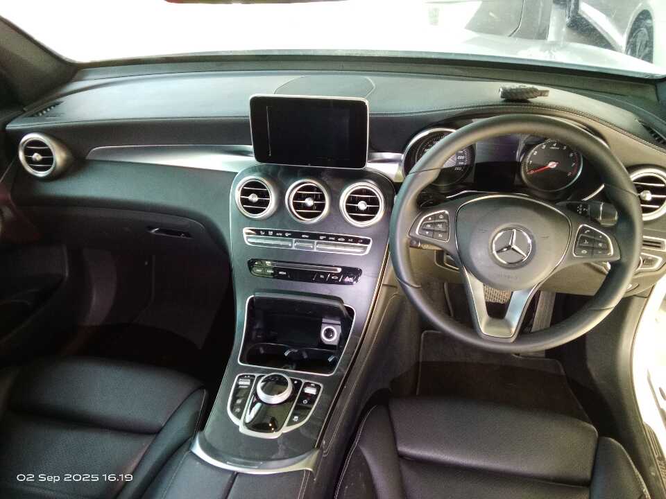 Foto Mobil Bekas Dashboard Mercedes-Benz GLC250 2.0 tahun 2017