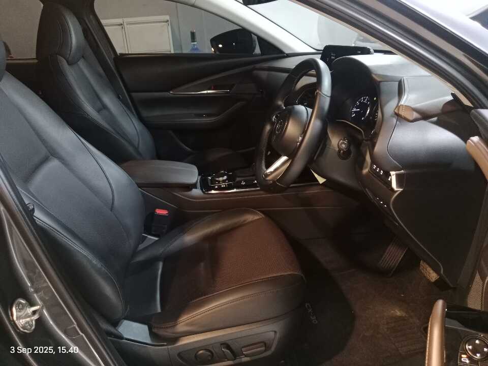 Foto Mobil Bekas Kabin Depan Mazda CX-30 2.0 tahun 2023