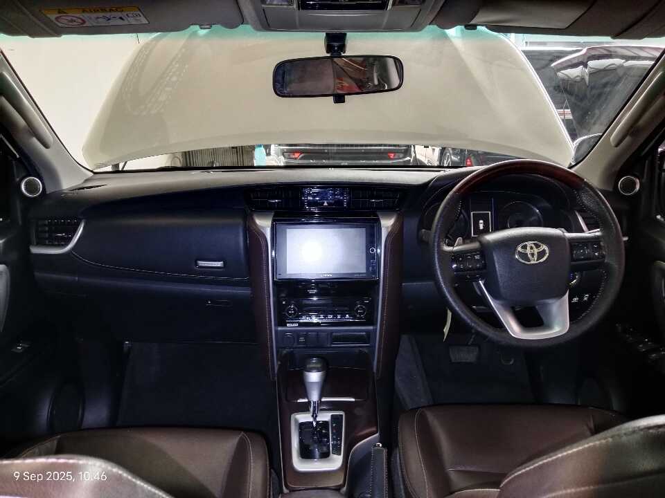 Foto Mobil Bekas Dashboard Toyota Fortuner 2.4 4X2 VRZ tahun 2017