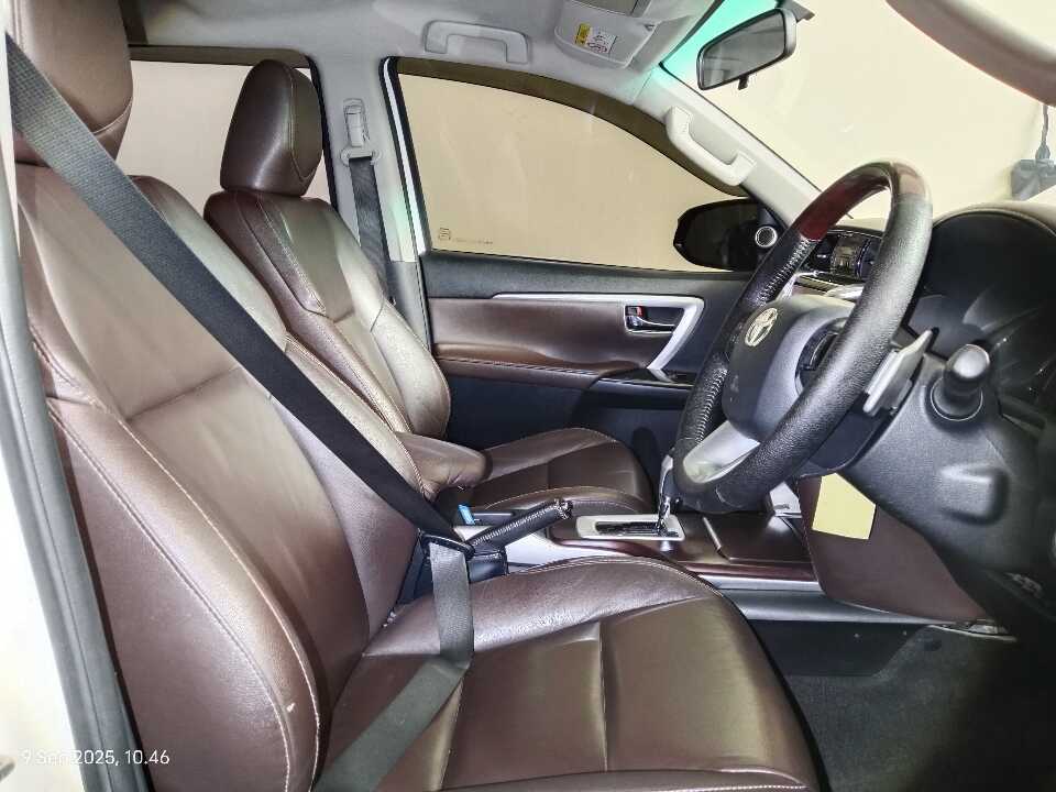 Foto Mobil Bekas Kabin Depan Toyota Fortuner 2.4 4X2 VRZ tahun 2017