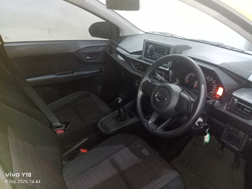 Foto Mobil Bekas Kabin Depan Daihatsu Ayla 1.0 X tahun 2024