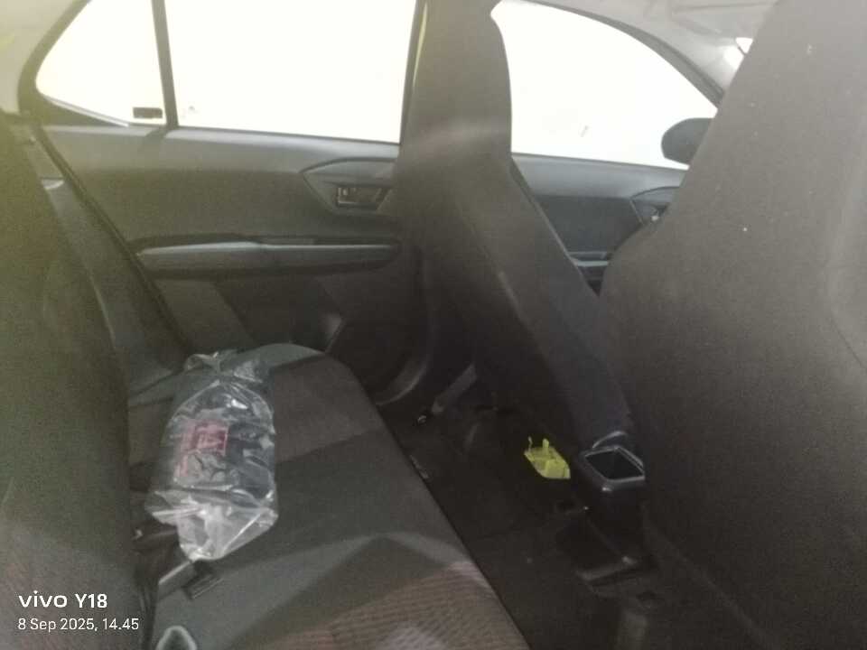 Foto Mobil Bekas Kabin Belakang Daihatsu Ayla 1.0 X tahun 2024