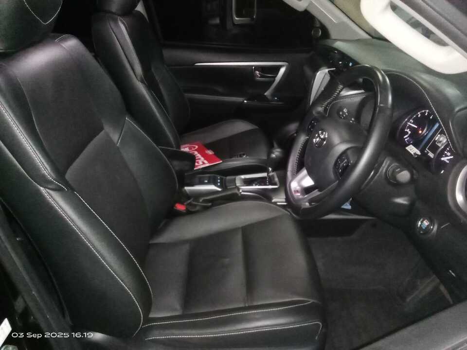 Foto Mobil Bekas Kabin Depan Toyota Fortuner 2.8 4X2 VRZ tahun 2023
