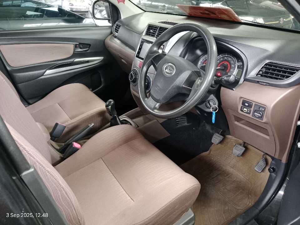 Foto Mobil Bekas Kabin Depan Daihatsu Xenia 1.3 R tahun 2018