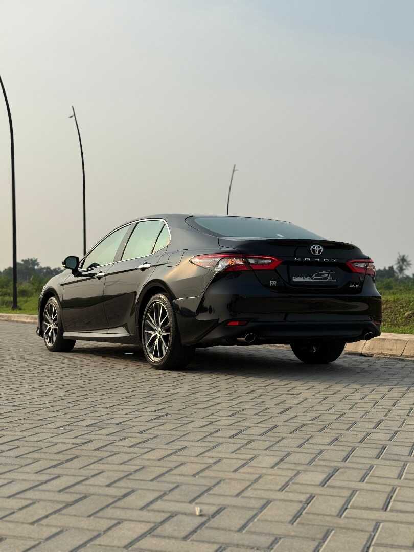Foto Mobil Bekas Kiri Belakang Toyota Camry 2.5 V tahun 2021