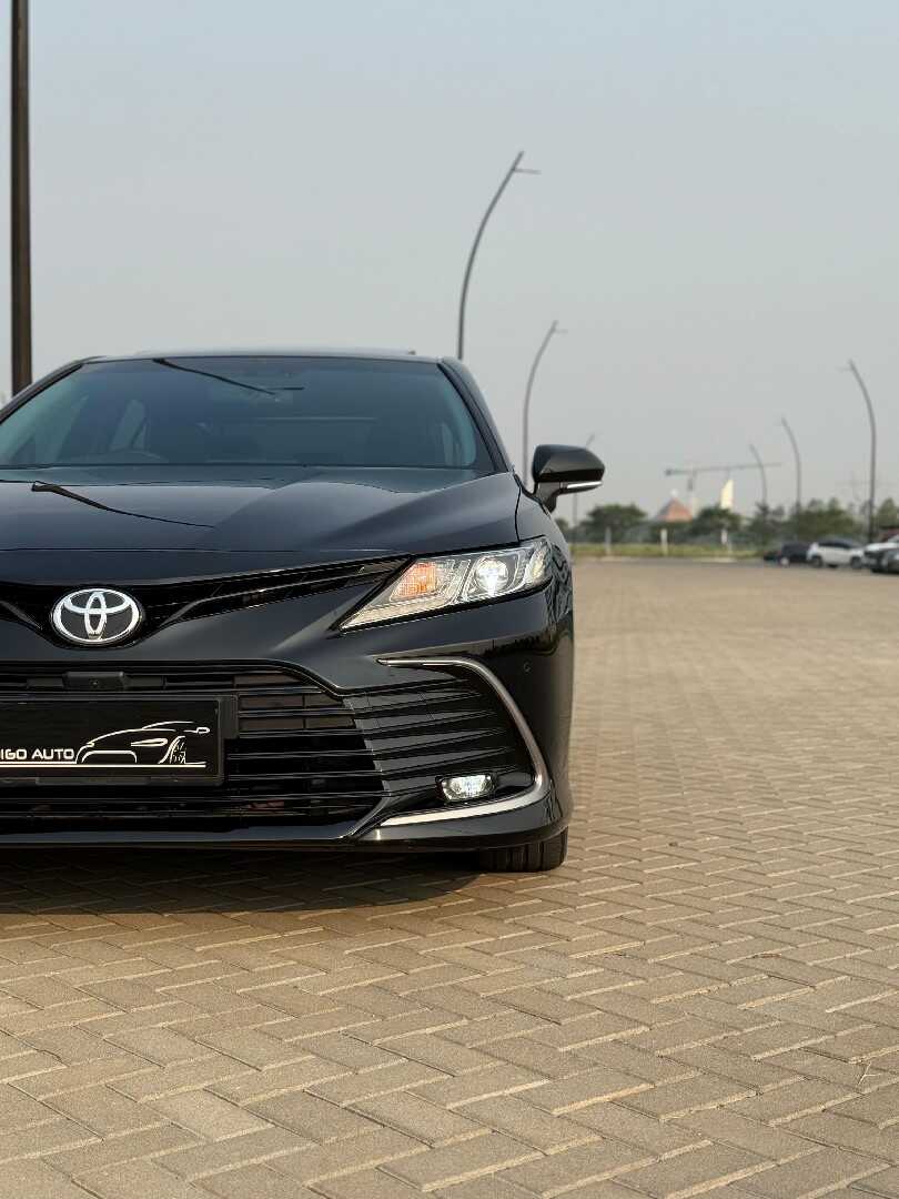 Foto Mobil Bekas Tampak Depan Toyota Camry 2.5 V tahun 2021