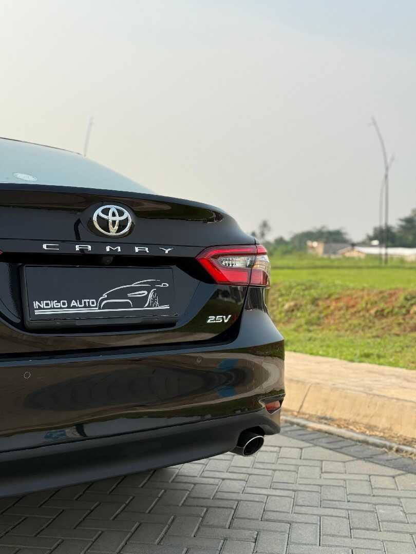 Foto Mobil Bekas Tampak Belakang Toyota Camry 2.5 V tahun 2021